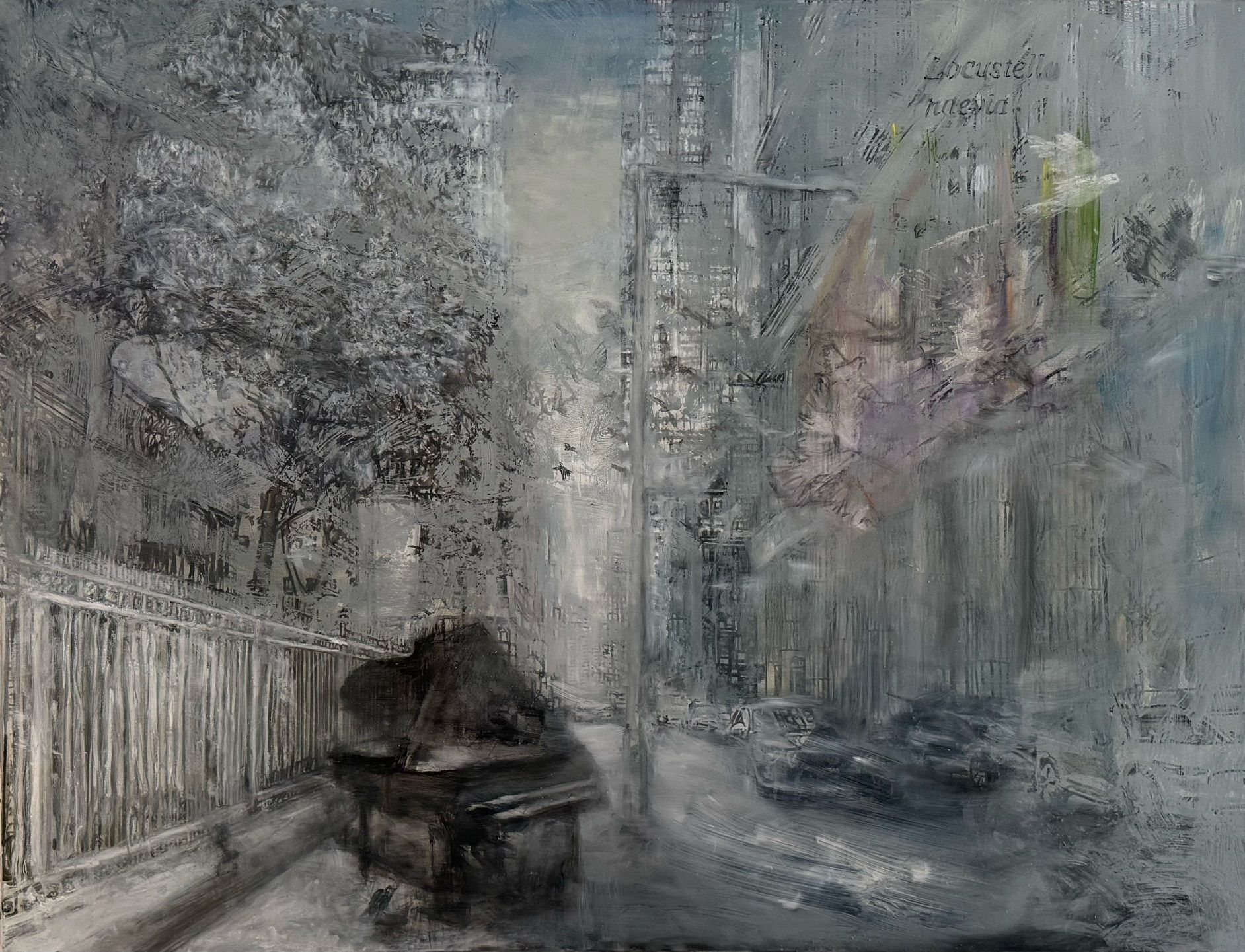 Maleri af en tåget by med flod og broer, hvor bygninger opløses i lag og håndskrevne tekstfragmenter.